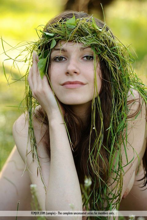 Симпатичная брюнетка-подросток Mira K игриво делает селфи и устраивает изящный софткор в саду