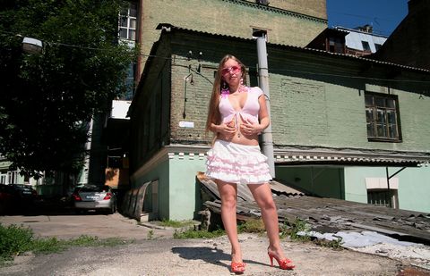 Молодая украинка Анюта блистает волосатой писей в общественном месте