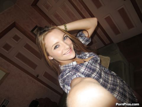 19-летняя американка в рубашке снимается в комнате на камеру Айфона